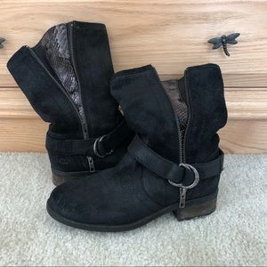 UGG Boot zipper with snake skin detail